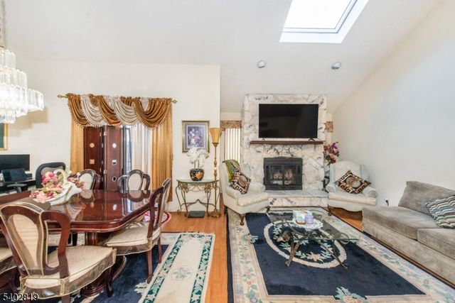 107 Nightingale Ct, Old Bridge Twp., NJ 08857