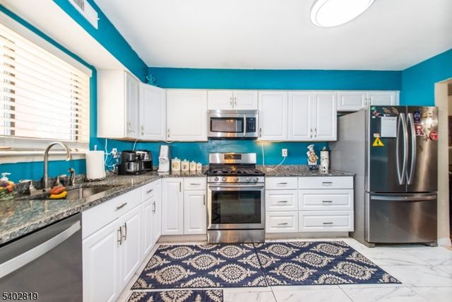 107 Nightingale Ct, Old Bridge Twp., NJ 08857