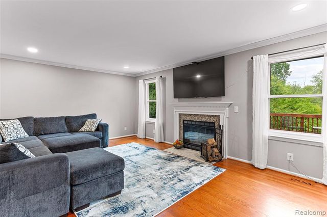 2328 Chestnut Circle, Lake Orion, MI 48360