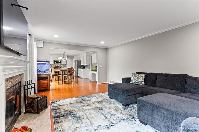 2328 Chestnut Circle, Lake Orion, MI 48360