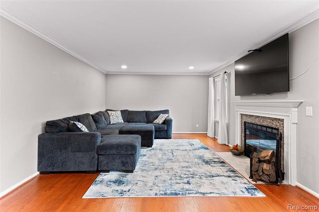2328 Chestnut Circle, Lake Orion, MI 48360