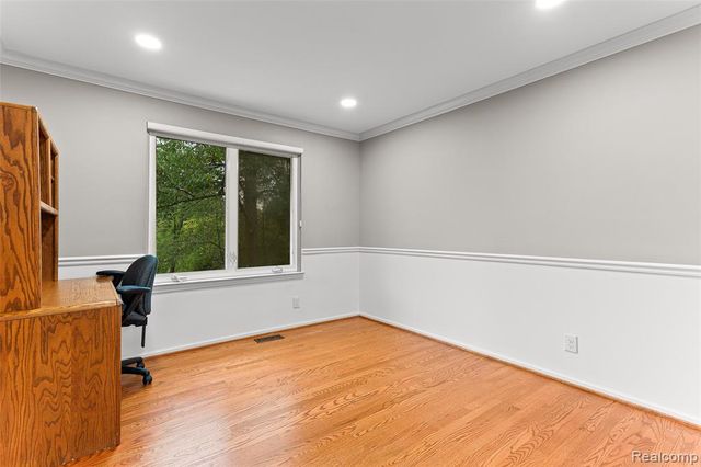 2328 Chestnut Circle, Lake Orion, MI 48360