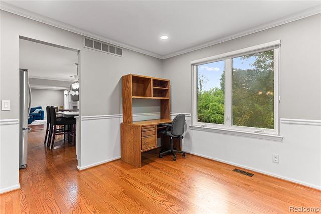 2328 Chestnut Circle, Lake Orion, MI 48360