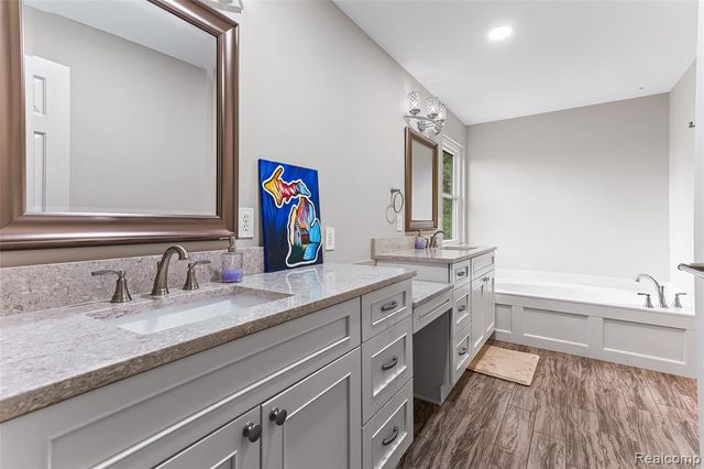 2328 Chestnut Circle, Lake Orion, MI 48360