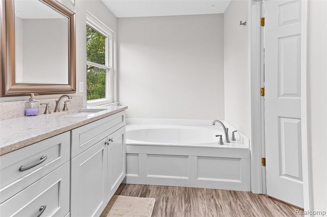 2328 Chestnut Circle, Lake Orion, MI 48360