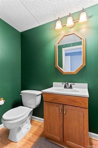 2328 Chestnut Circle, Lake Orion, MI 48360