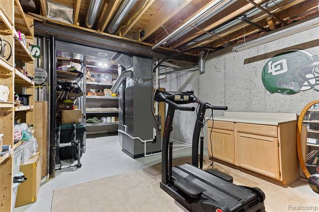 2328 Chestnut Circle, Lake Orion, MI 48360