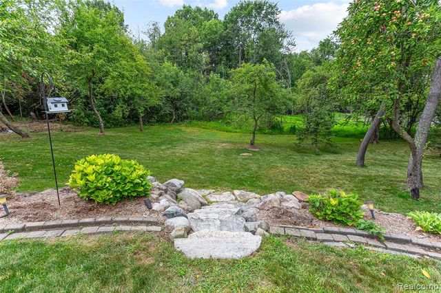 2328 Chestnut Circle, Lake Orion, MI 48360