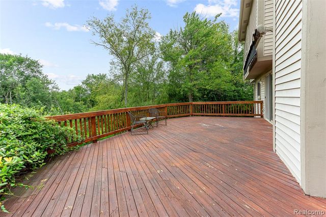 2328 Chestnut Circle, Lake Orion, MI 48360
