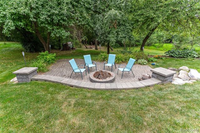 2328 Chestnut Circle, Lake Orion, MI 48360