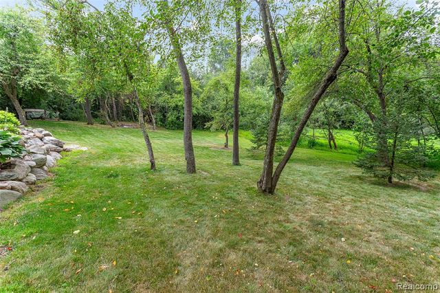 2328 Chestnut Circle, Lake Orion, MI 48360