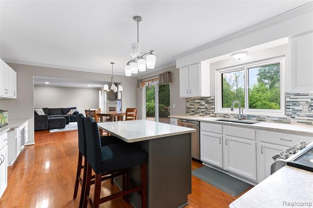 2328 Chestnut Circle, Lake Orion, MI 48360