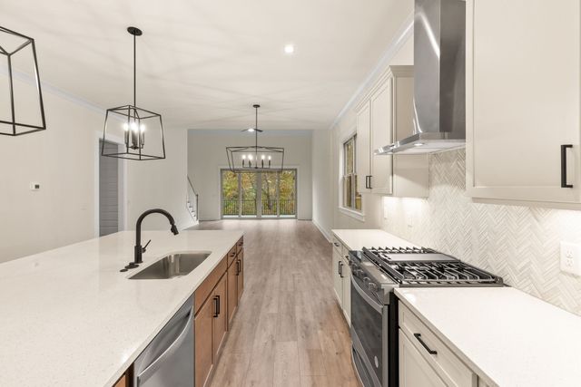 2048 Blackstone Drive, Hendersonville, TN 37075