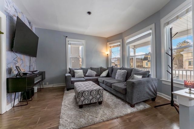 483 Barrett Street, Elgin, IL 60120