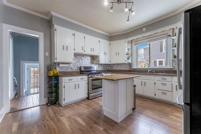 483 Barrett Street, Elgin, IL 60120