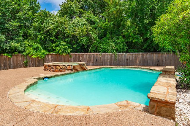 933 Oatlands Place, Burleson, TX 76028