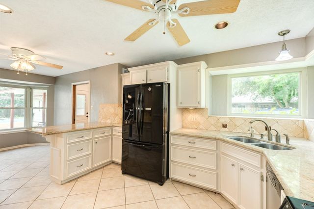 304 Arrowwood Street, Lake Jackson, TX 77566