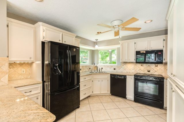 304 Arrowwood Street, Lake Jackson, TX 77566