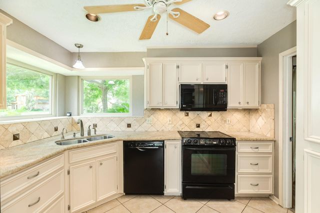 304 Arrowwood Street, Lake Jackson, TX 77566
