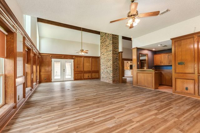 304 Arrowwood Street, Lake Jackson, TX 77566
