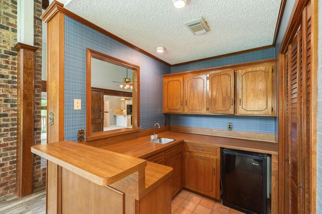 304 Arrowwood Street, Lake Jackson, TX 77566