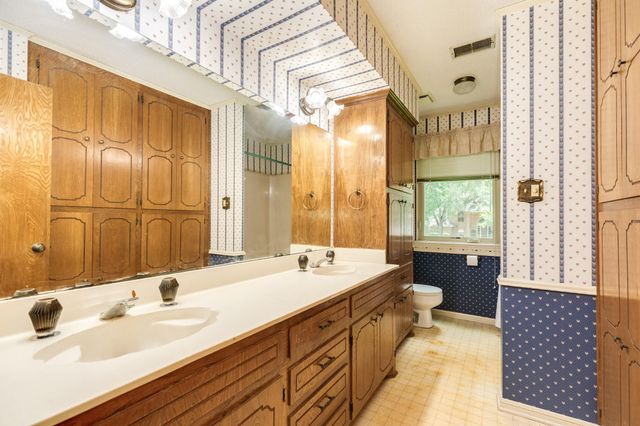 304 Arrowwood Street, Lake Jackson, TX 77566