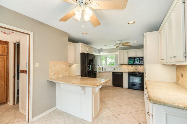 304 Arrowwood Street, Lake Jackson, TX 77566