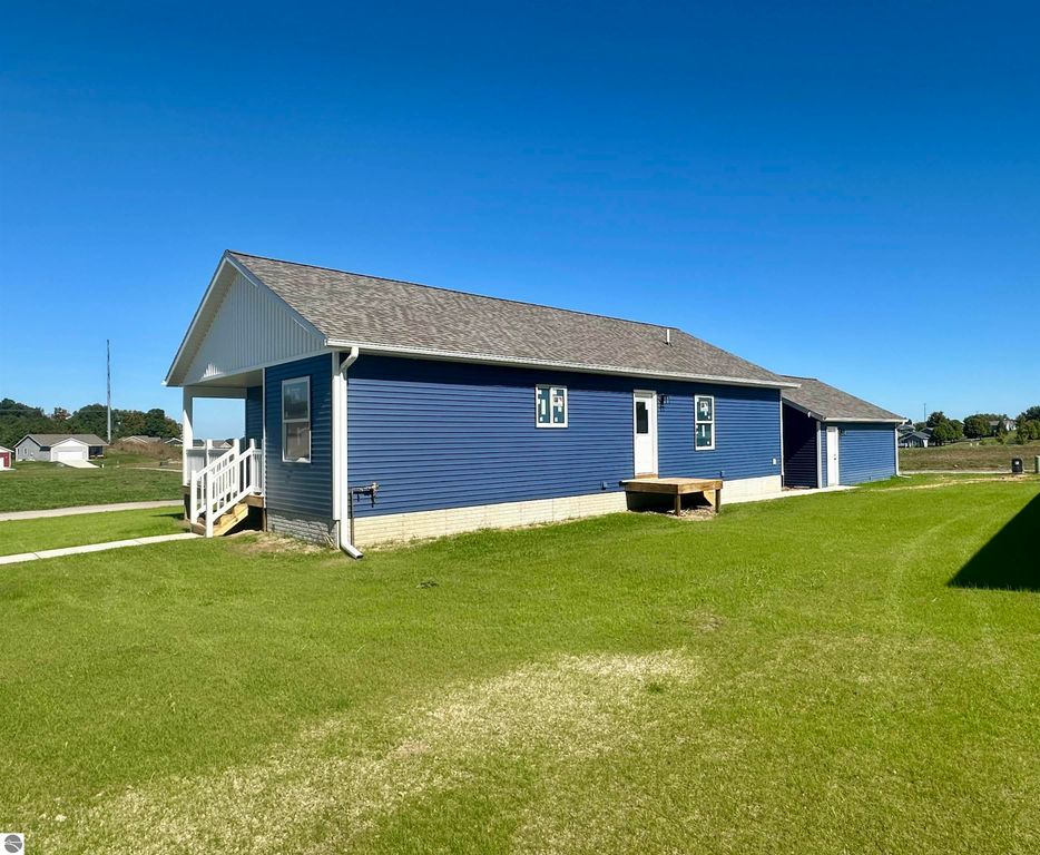 Image 4 of property listing at 1302 Umber Drive, Traverse City, MI 49696