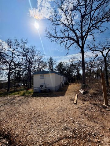 109 Seminole DR, Smithville, TX 78957