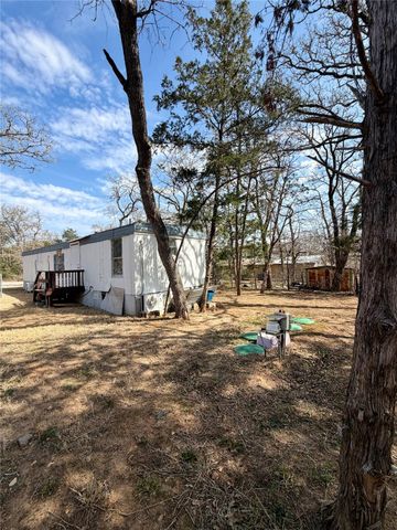 109 Seminole DR, Smithville, TX 78957