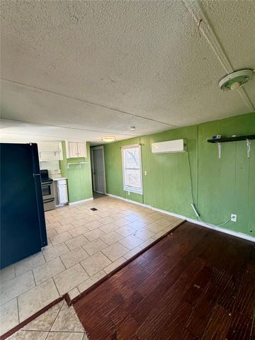 109 Seminole DR, Smithville, TX 78957