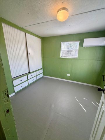 109 Seminole DR, Smithville, TX 78957