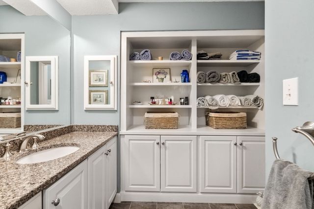 1206 Greendale Ave 214, Needham, MA 02492