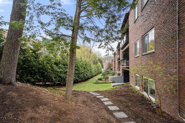 1206 Greendale Ave 214, Needham, MA 02492