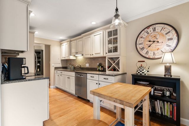 1206 Greendale Ave 214, Needham, MA 02492