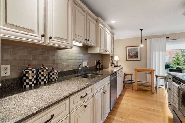 1206 Greendale Ave 214, Needham, MA 02492