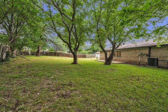5721 Corral Court, Haltom City, TX 76148