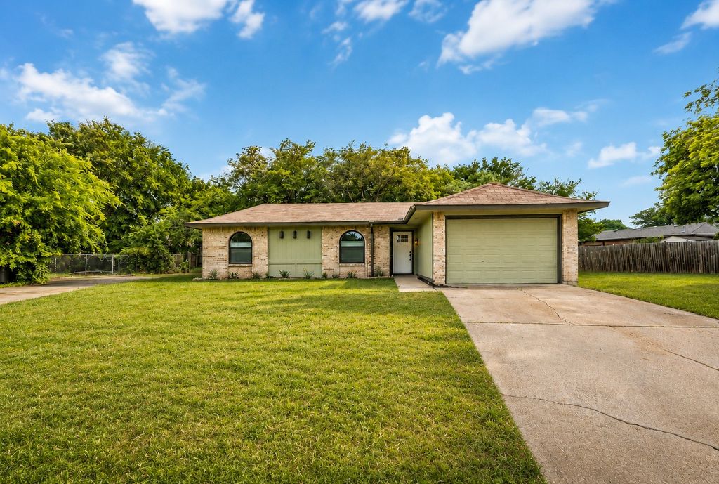 5721 Corral Court, Haltom City, TX 76148