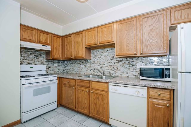 8836 Amelia Court 1B, Justice, IL 60458