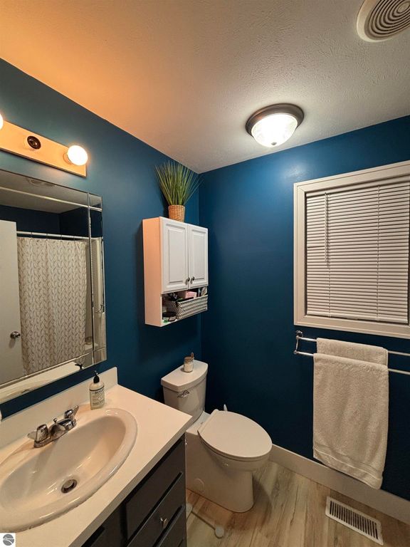 Image 11 of property listing at 841 Shady Lane, Traverse City, MI 49686