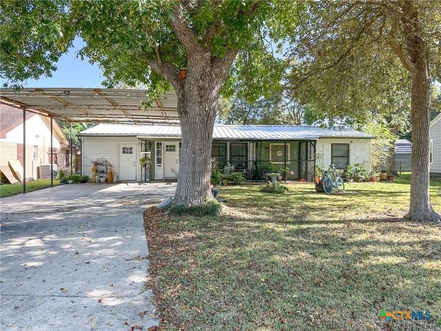 110 Crockett Street, Port Lavaca, TX 77979