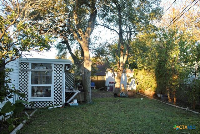 110 Crockett Street, Port Lavaca, TX 77979