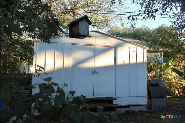 110 Crockett Street, Port Lavaca, TX 77979