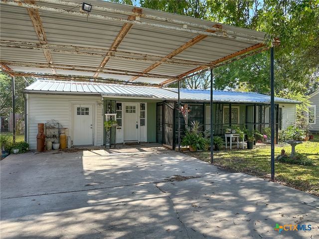 110 Crockett Street, Port Lavaca, TX 77979