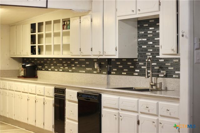 110 Crockett Street, Port Lavaca, TX 77979