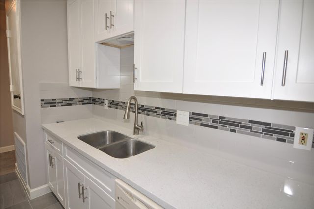 17481 Red Oak Drive 17481, Houston, TX 77090