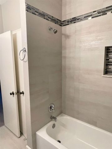 17481 Red Oak Drive 17481, Houston, TX 77090