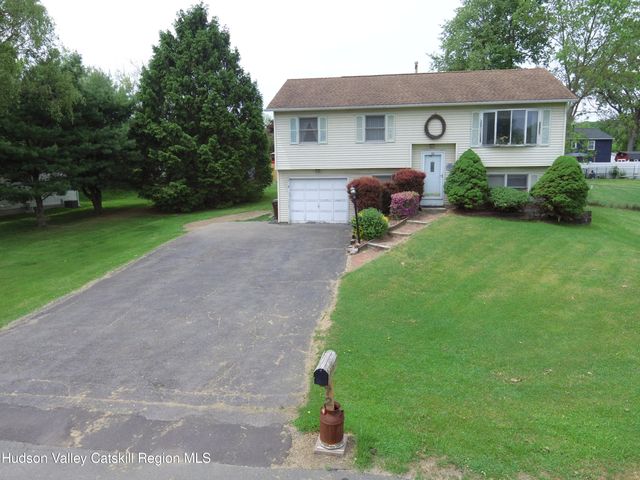 72 Magnolia Circle, Ravena, NY 12143