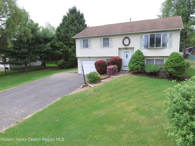 72 Magnolia Circle, Ravena, NY 12143