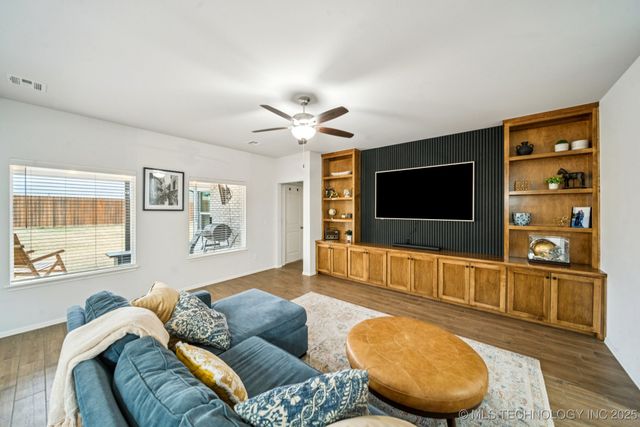 14321 S Harvard Place, Bixby, OK 74008